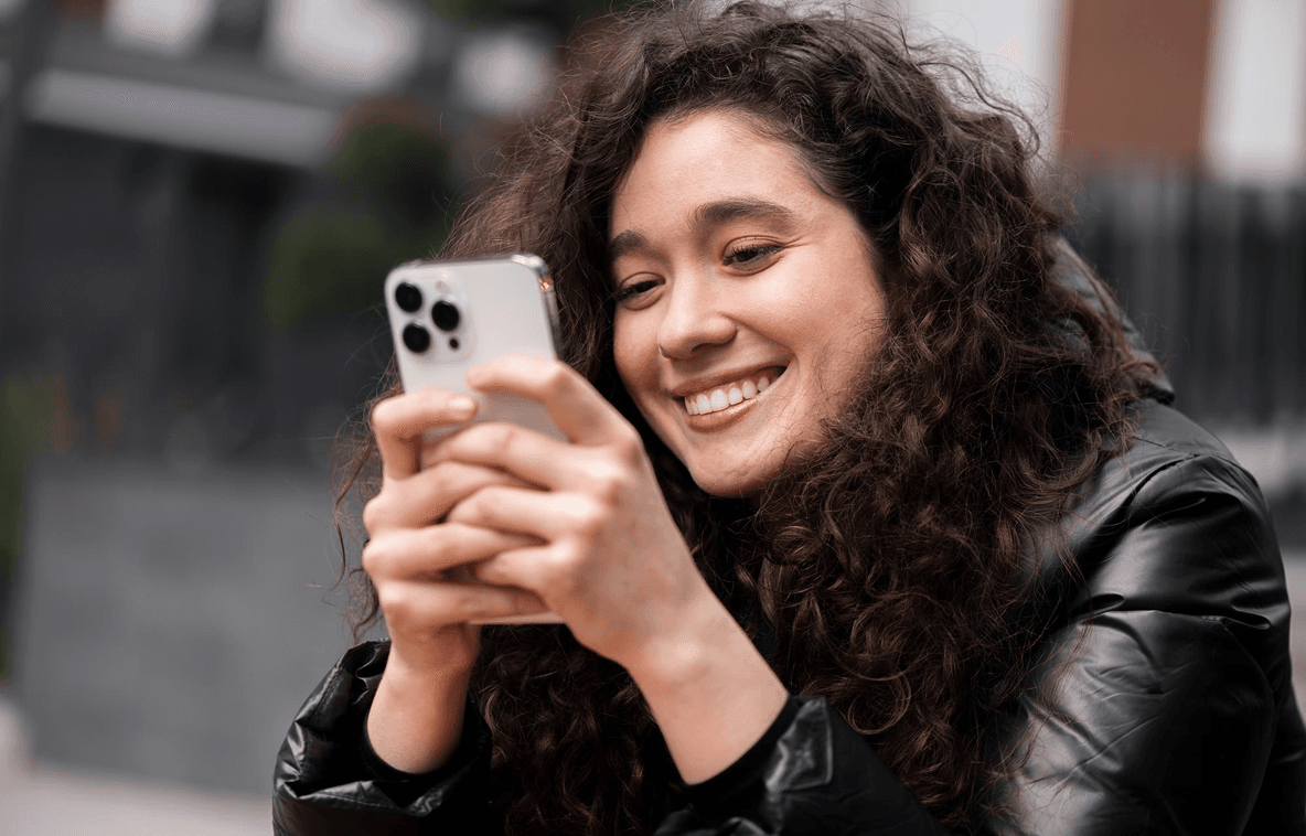 Kvinne som bestiller henting av Omlo-pose på mobilen