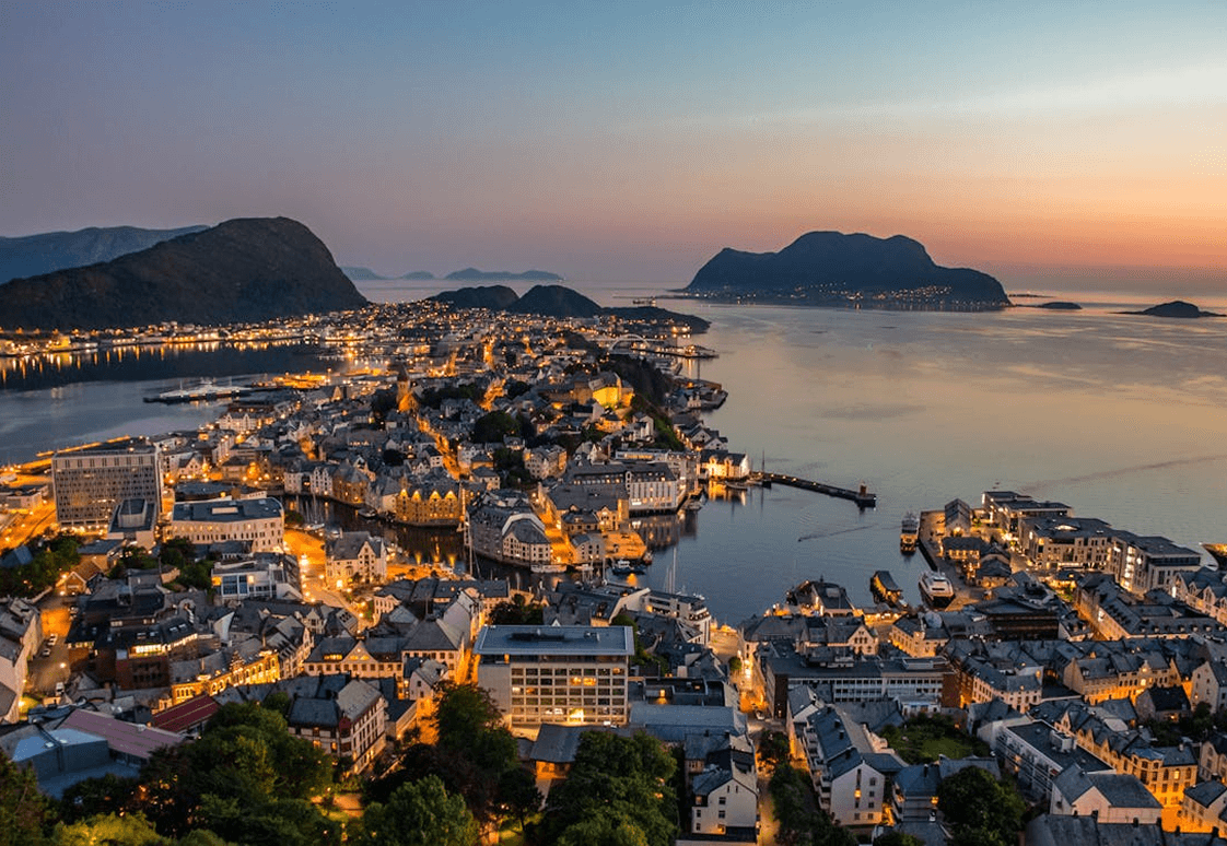 Utsikt over Ålesund og øyene rundt byen